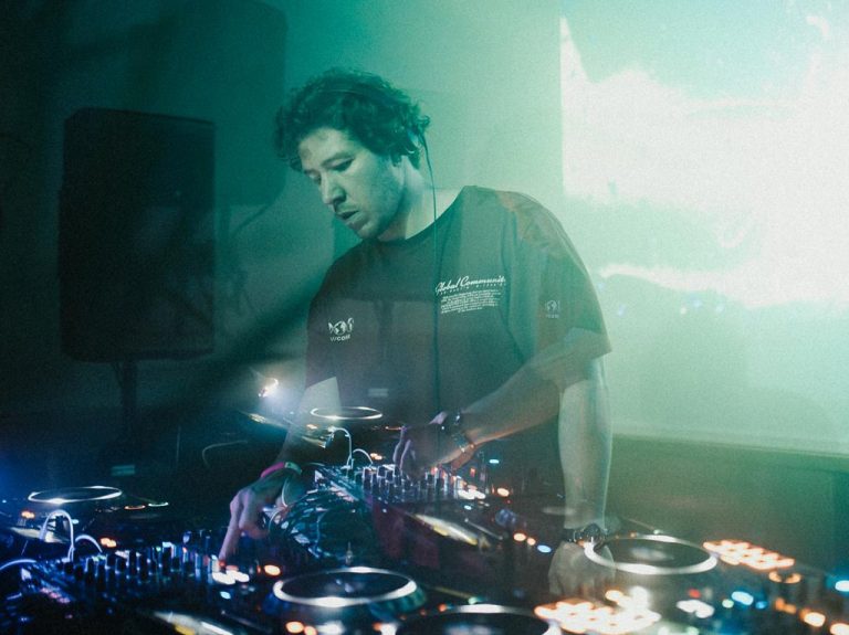 die Künstler & Innen